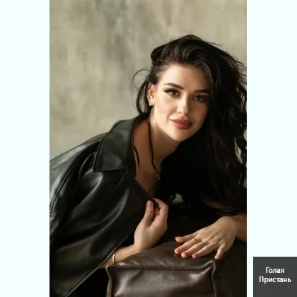 Пикантная обольстительница в прозрачном комплекте