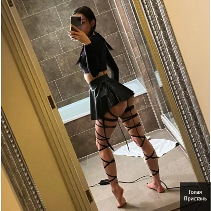 Загадочная незнакомка в мини-халате с вышивкой ждёт встречи фото 1