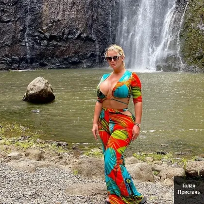 Очаровательная кокетка ищет приключений в ночи