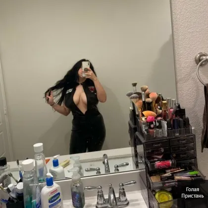 Девушка ищет того, кто разбудит её огонь