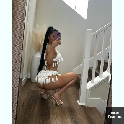 Изысканная охотница в короткой сатиновой юбке