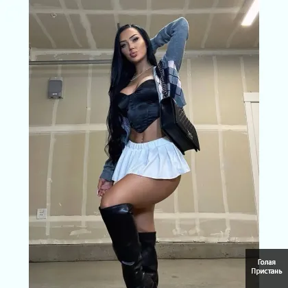 Атлетичная муза в сетчатом платье приглашает на чувственное приключение