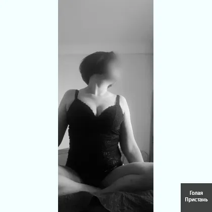 Упругий животик под прозрачным топом, готова к новым ощущениям