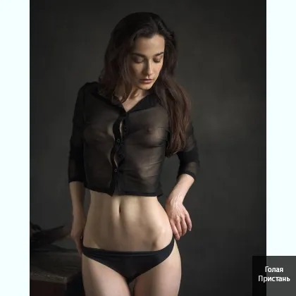 Властная соблазнительница в прозрачном топе