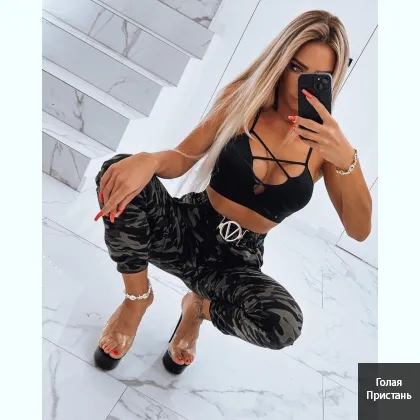 Ироничная кокетка в эротическом бралетте, готова на большее