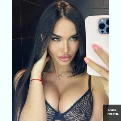 Сочная девочка с пышной грудью, улыбка до ушей обеспечена