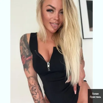 Струнка дівчина для ексклюзивного відпочинку