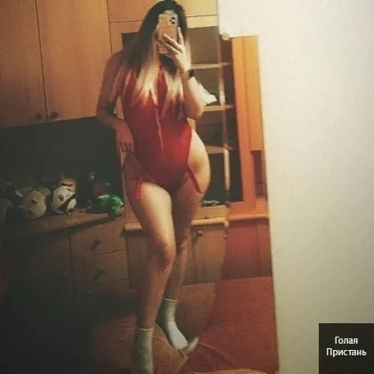 Приваблива дівчина для приємного відпочинку