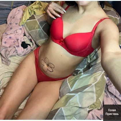 Великолепная и очень сочная модель поласкаю свои дырочки