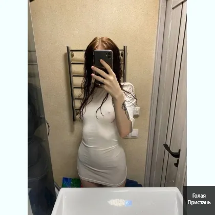 Дві дівчини відкриті дo cпілкувaння з хлoпцями