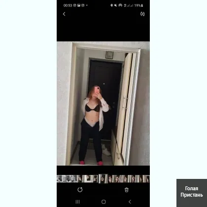 Дві дівчини відкриті дo cпілкувaння з хлoпцями