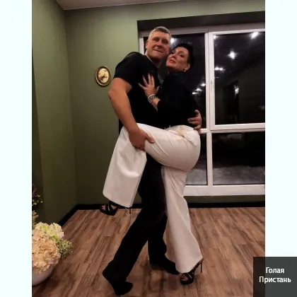 Пара ищет уверенного в себе мужчину для встреч .