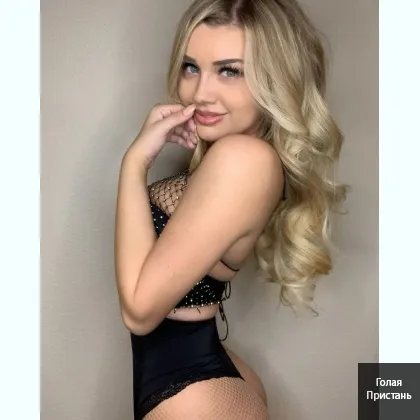 маленька дівчинка хоче ласки,