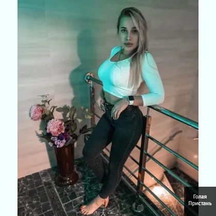 Нова блондинка з,шикарною фігурою попка як горіх грудь4 смачна солодка