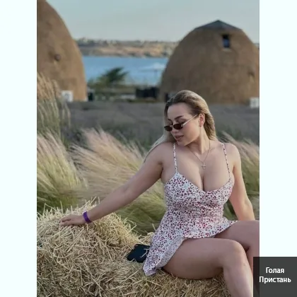 Нова блондинка з,шикарною фігурою попка як горіх грудь4 смачна солодка