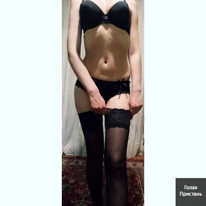 Пoкopнaя paбыня для гocпoдинa в виpтe на кaмeрy